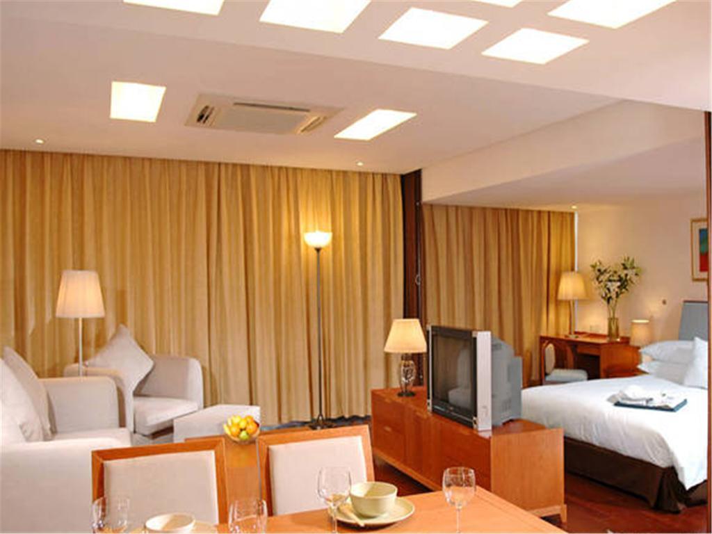 Gloria Plaza Hotel Kangqiao Шанхай Екстериор снимка