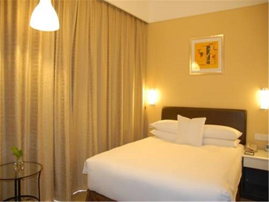 Gloria Plaza Hotel Kangqiao Шанхай Екстериор снимка