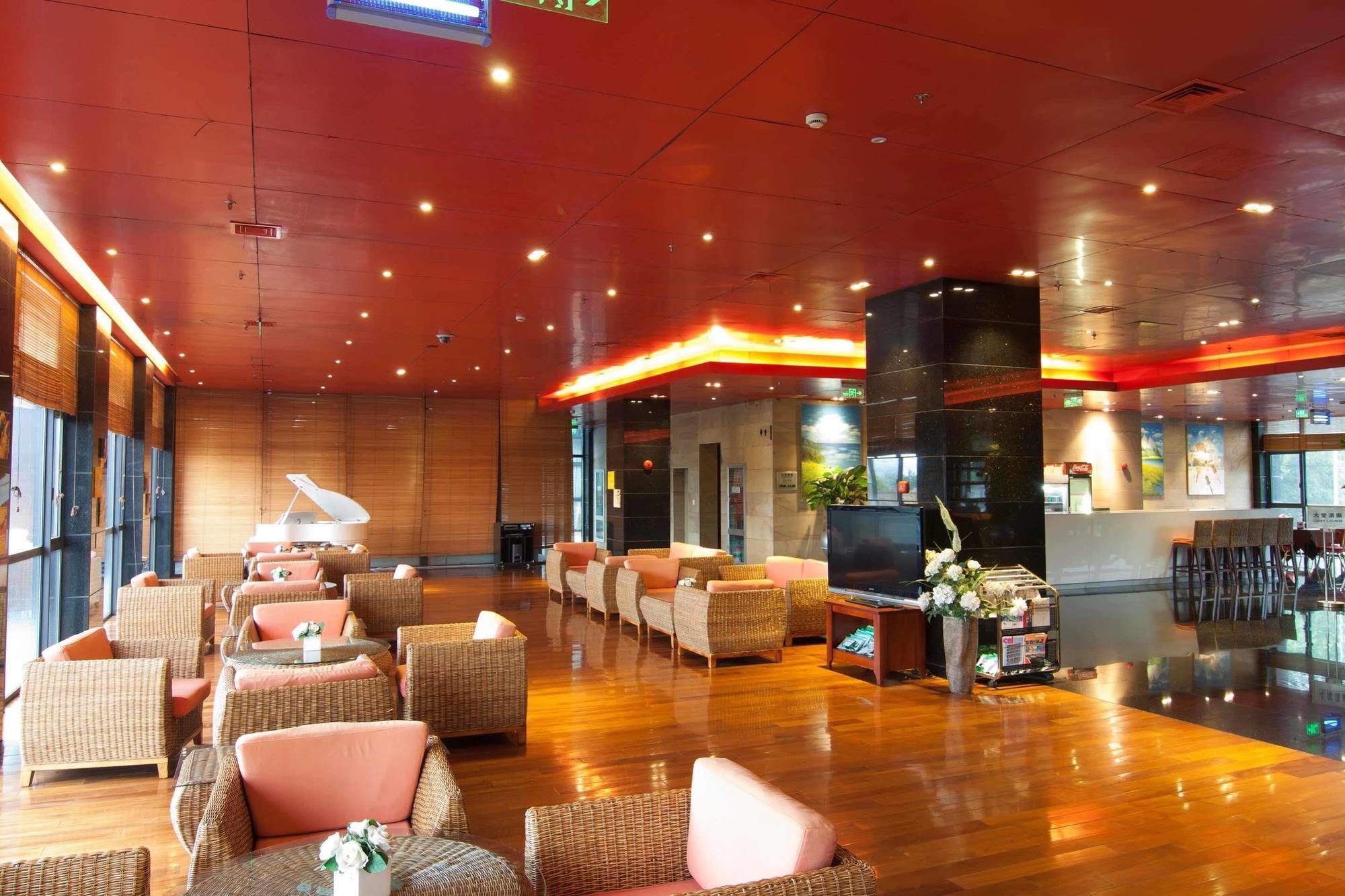 Gloria Plaza Hotel Kangqiao Шанхай Екстериор снимка