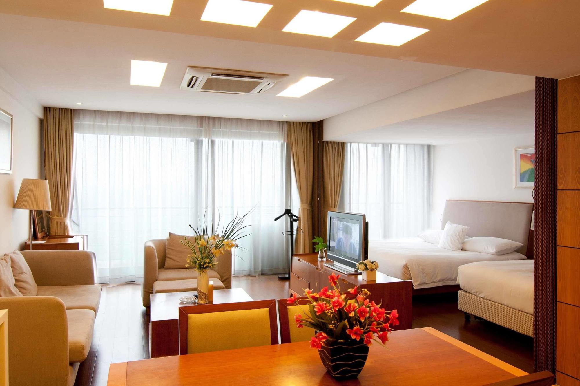 Gloria Plaza Hotel Kangqiao Шанхай Екстериор снимка
