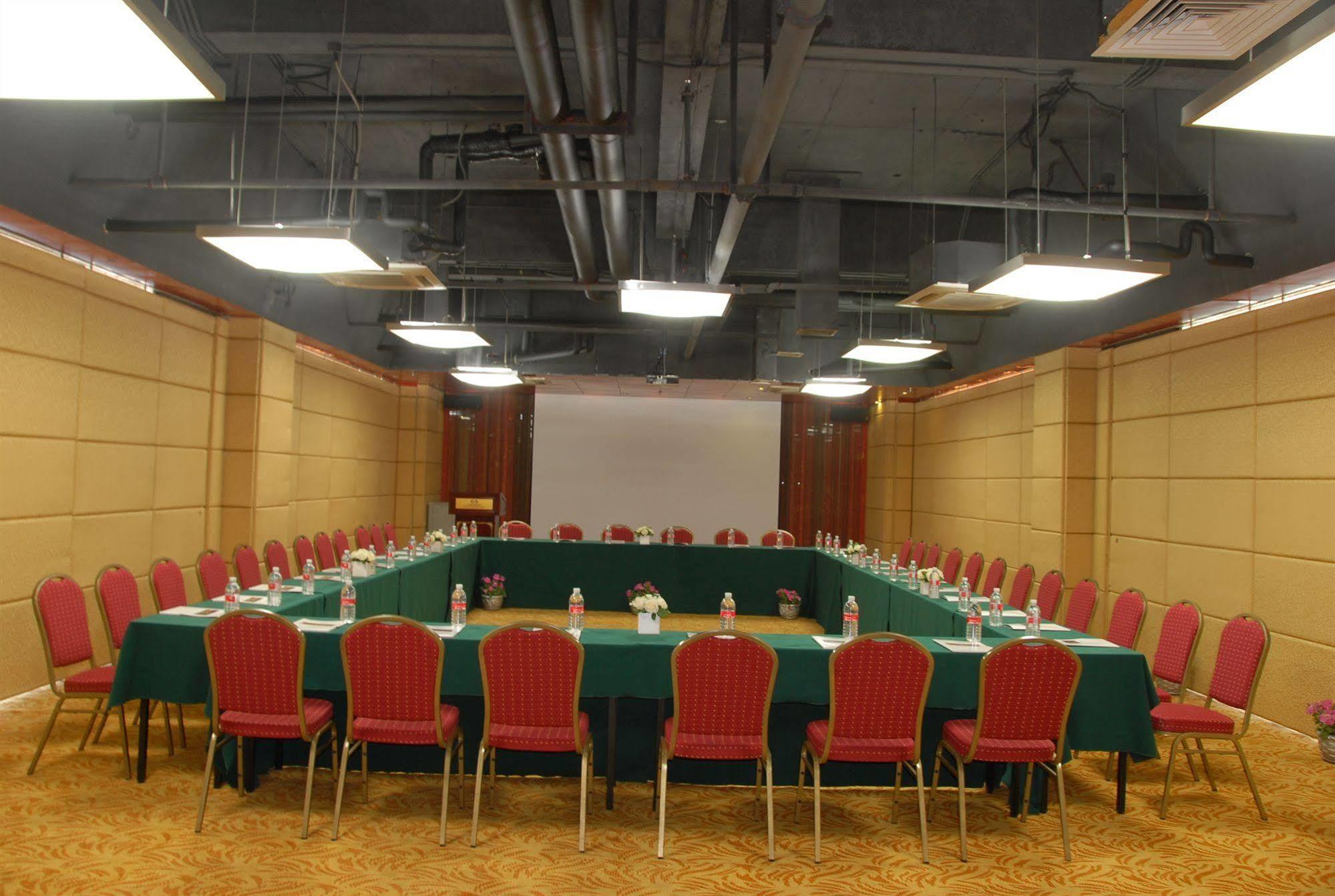 Gloria Plaza Hotel Kangqiao Шанхай Екстериор снимка