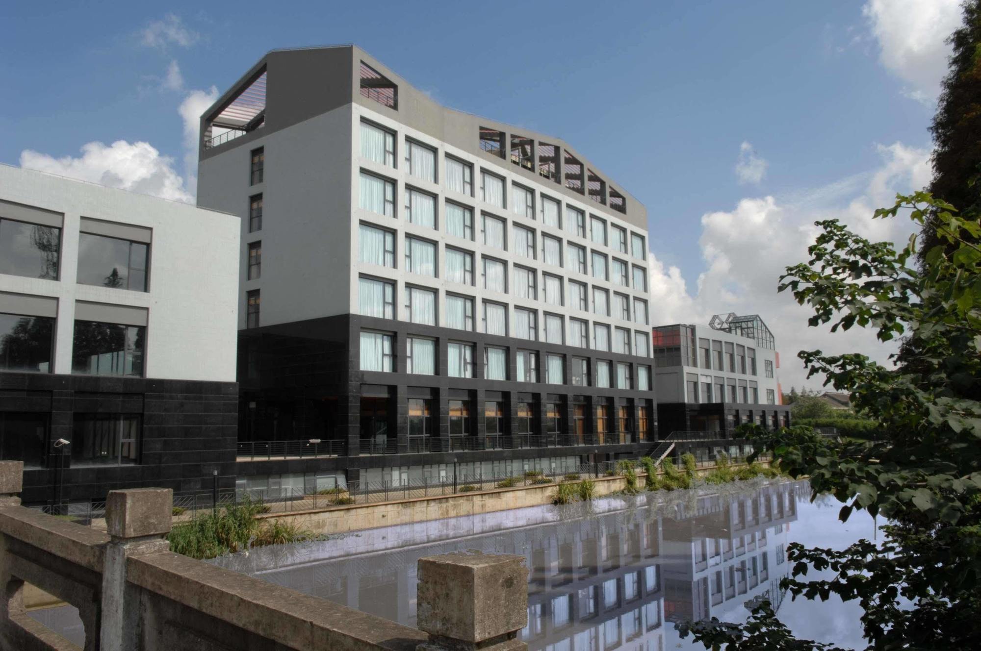 Gloria Plaza Hotel Kangqiao Шанхай Екстериор снимка