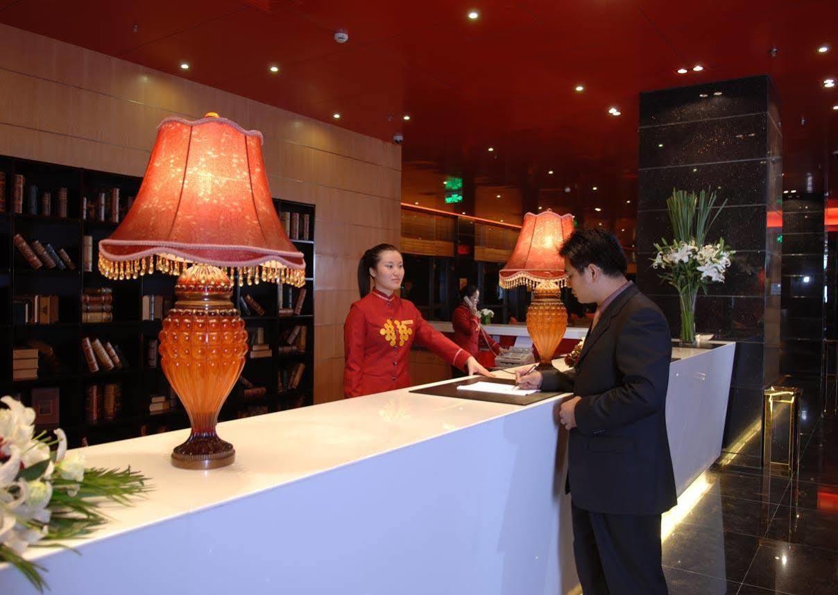 Gloria Plaza Hotel Kangqiao Шанхай Интериор снимка